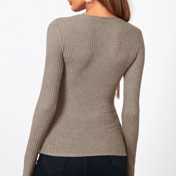 Press Button Waffle Long Sleeve - Large but fits med - Picture 2 of 3